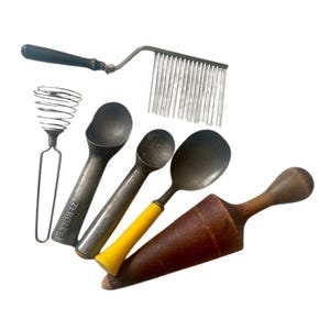 Ustensiles de cuisine vintage, collection de six pièces à utiliser ou à décorer, ou les deux