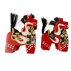 木馬 2頭セット 八幡馬 民芸品 置物 日本製 赤 手描き 手彫り - Etsy 日本