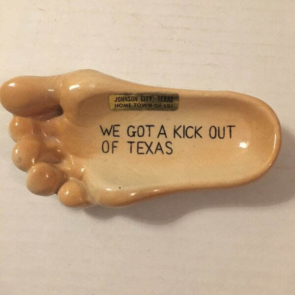 Cenicero Vintage de cerámica descalzo, plato de baratija, recuerdo de Johnson City Texas, tenemos una patada de Texas 70s