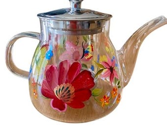 Tetera de vidrio transparente con flores pintadas a mano, tapa de metal y difusor de vidrio y metal, estilo cottagecore colorido.