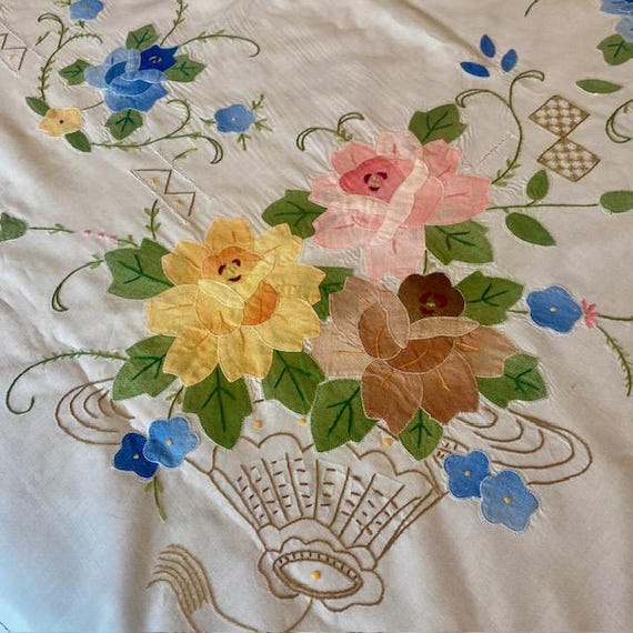 白いテーブルクロスに花柄のアップリケと刺繍 カラフルなパステル