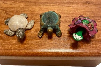 Schildkrötenfiguren-Satz von drei geschnitztem Stein-Messing Nodder Volkskunst