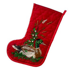 Puede incluir: Un calcetín navideño rojo acolchado con un pato real bordado que descansa entre ramas de pino verdes, hojas de acebo, bayas blancas y espadañas marrones. El calcetín tiene un lazo para colgar en la esquina superior.