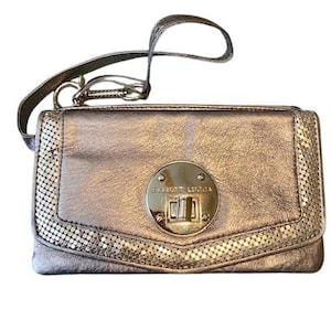 Cartera de pulsera Elliott Lucca de piel color peltre plateado