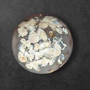 Sphère d&#39;agate volcanique de 2 3/8 po ! Transforme l&#39;énergie négative en énergie positive ! Mise à la terre !