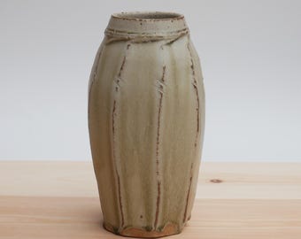 Facettierte Blumenvase