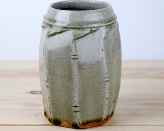 Facettierte Blumenvase