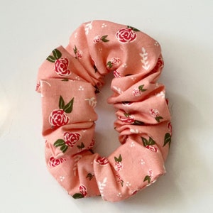 Scrunchie rosa com rosas vermelhas e folhas verdes - elástico de cabelo fofo e estiloso