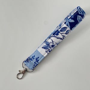 Llavero de pulsera con diseño de patchwork azul: hermosos patrones en tonos azules y blancos, accesorios perfectos para el automóvil y la identificación