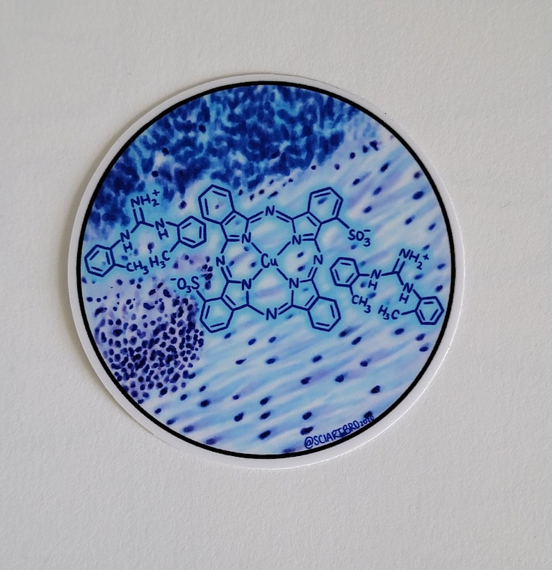 Op de afbeelding: Een ronde sticker met een blauw chemisch structuurdiagram. Het diagram is gecentreerd op een lichtblauwe achtergrond met donkerblauwe accenten. De sticker heeft een witte rand en de tekst "@SCIARTBRO" is zichtbaar.