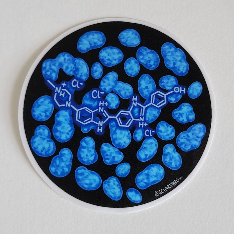 Op de afbeelding: Een ronde sticker met een zwarte achtergrond en een witte rand. De sticker toont een blauwe moleculaire structuur en blauwe celachtige vormen. De tekst "@SCIARTBRO" is rechtsonder zichtbaar.
