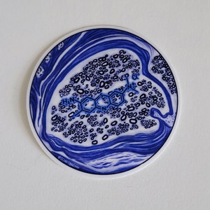 Op de afbeelding: Ronde sticker met een blauw en wit ontwerp. De sticker toont een gestileerde illustratie van een chemische structuur in blauw, omringd door kleine cirkels en golvende lijnen. De tekst "@SCIARTBRO2020" staat onderaan.