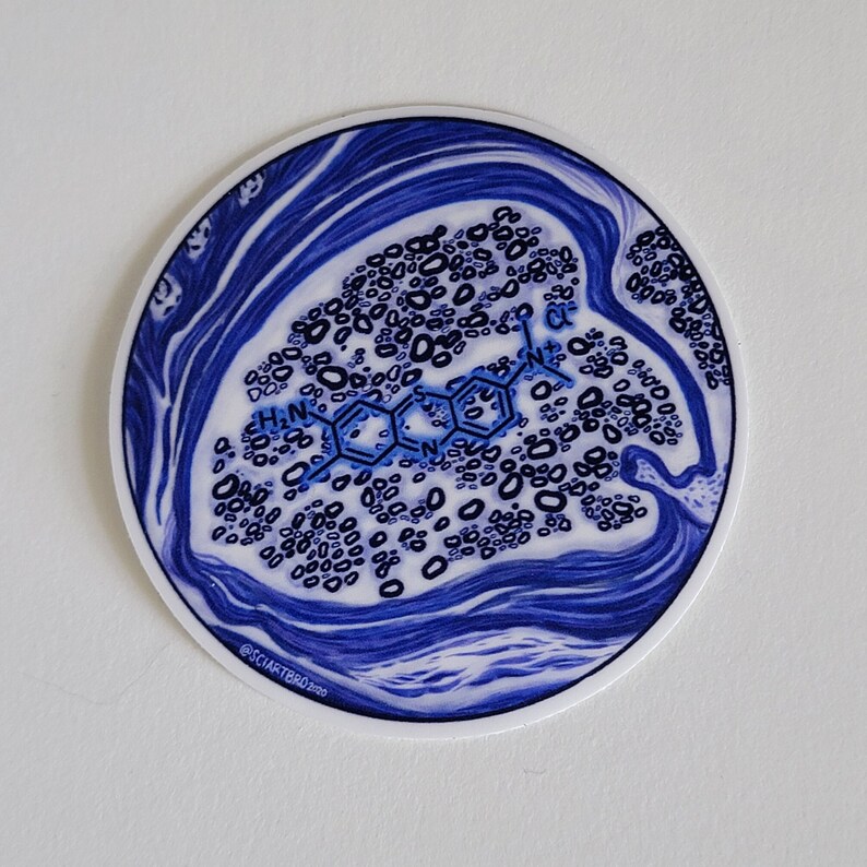 Op de afbeelding: Ronde sticker met een blauw en wit ontwerp. De sticker toont een gestileerde illustratie van een chemische structuur in blauw, omringd door kleine cirkels en golvende lijnen. De tekst "@SCIARTBRO2020" staat onderaan.