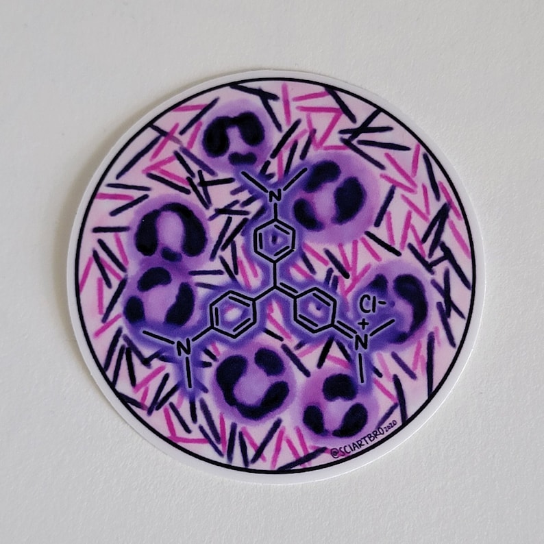 Op de afbeelding: Een ronde sticker met een witte rand, met een paarse en zwarte moleculaire structuur. Het ontwerp bevat een centrale chemische structuur, omringd door paarse vormen en roze en zwarte lijnen. De tekst "@SCIARTBRO 2020" is rechtsonder zichtbaar.
