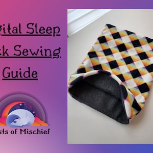 Op de afbeelding: Een kleurrijke slaapzak met ruitjespatroon voor kleine huisdieren. De slaapzak is gemaakt van zacht fleece en heeft een donkergrijze voering. De afbeelding bevat de tekst "Digital Sleep Sack Sewing Guide" en "Beasts of Mischief".
