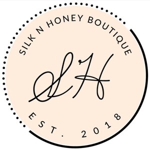 Op de afbeelding: Een zwart-wit logo met de tekst "Silk N Honey Boutique" en "Est. 2018" in een cirkel met een gestippelde rand. Het logo bevat ook de handgeschreven initialen "S&H".