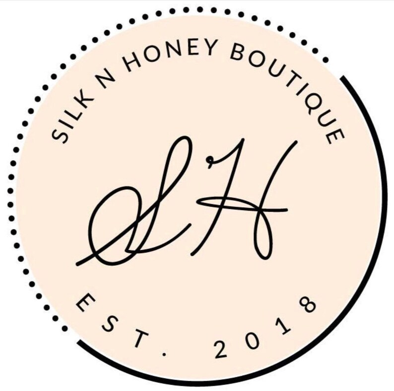 Op de afbeelding: Een zwart-wit logo met de tekst "Silk N Honey Boutique" en "Est. 2018" in een cirkel met een gestippelde rand. Het logo bevat ook de handgeschreven initialen "S&H".