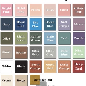 Op de afbeelding: Een kaart met letterkleuropties met 36 verschillende kleurstalen. De kleuren omvatten felroze, balletroze, perzik, blush, koraal, vintage roze, marineblauw, koninklijkblauw, hemelsblauw, oceaanblauw, zacht paars, mauve, olijf, lichtgroen, jagergroen, lichtblauw, teal, paars, steen, bruin, donkergrijs, lichtgrijs, mintblauw, mintgroen, wit, zwart, gebrande oranje, gedempt goud, stoffig oranje, diep rood, cr&egrave;me, beige, metallic goud en metallic zilver.