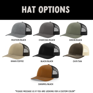 Puede incluir: Una selecci&oacute;n de gorras de camionero en varios colores, incluyendo gris jaspeado, carb&oacute;n, verde, caqui, negro, marr&oacute;n y caramelo. Cada gorra tiene una parte trasera de malla negra y una visera curvada. El texto "HAT OPTIONS" est&aacute; en la parte superior.