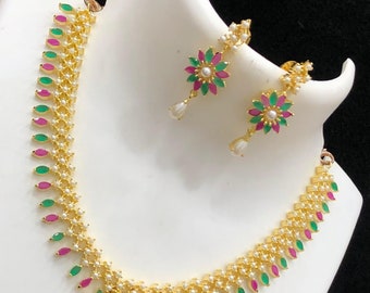 Roodkoraal vergulde Amerikaanse diamanten choker ketting set oorbellen en bloemenhanger, choker met echte parel en kristal, Zuid-Indiase sieraden