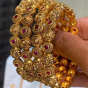 Traditioneller indischer Armreif 4er Set | Rosa Stein Antik Gold Armreifen | Party tragen südindische Braut Armreifen | Statement Armreifen | Geschenk für sie
