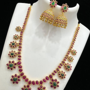 Collier or mat original en pierres de Kemp et boucles d'oreilles Jhumka | Bijoux du temple de l'Inde du Sud Collier de mariage | Ensemble long Haram et Jhumka