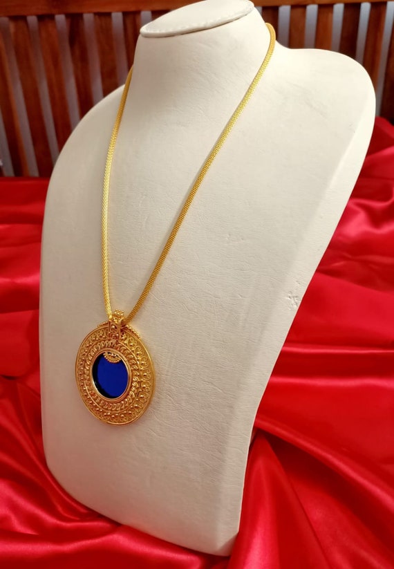Gold chain round pendant discount