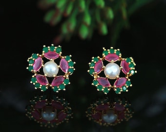 Orecchini a bottone floreali con centro di perle / pietre di rubino e smeraldo con parte superiore in oro antico / orecchini tradizionali dell'India meridionale di indiandesigns / regalo per lei