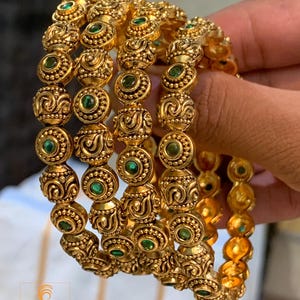 Traditioneller indischer Armreif 4er Set | Antike Gold Armreifen für Frauen | Party tragen südindische Braut Armreifen | Statement Armreifen | Geschenk für sie
