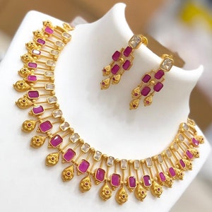 Halsbandsset med matt finish AD-sten | halsband med rubin och vit sten | smyckesset med sydindiskt bröllop | Förgyllt halsband med amerikansk diamant Ruby