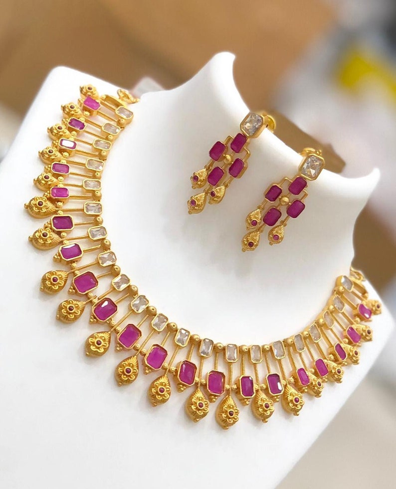 Halsbandsset med matt finish AD-sten | halsband med rubin och vit sten | smyckesset med sydindiskt bröllop | Förgyllt halsband med amerikansk diamant Ruby