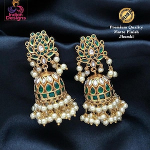 Matt Gold Finish Jhumki Ohrringe | Traditionelle Jhumkas aus grünem Stein Rubingrüne Perle Drop Jhumka | Antik Look Tempel Schmuck | Geschenk für sie
