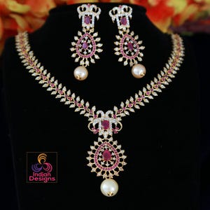 Vergoldete Rubin- und Perlenketten mit AD-Steinen | Amerikanische Diamant-Hochzeits-Schmuck-Set | Statement Braut Halskette | CZ Diamant Halskette