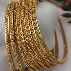 Brazaletes chapados en oro / pulseras de diseño roscado / brazaletes tradicionales indios de uso diario / juego de 8 brazaletes apilables / regalo de fiesta para ella