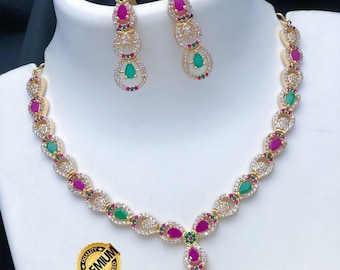 Grazioso set di orecchini con collana, diamanti, rubini e smeraldi di design americano/collana con design unico in oro da un grammo e zirconi cubici, gioielli indiani/regalo per lei