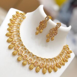 Halsbandsset med matt finish AD-sten | halsband med rubin och vit sten | smyckesset med sydindiskt bröllop | Förgyllt halsband med amerikansk diamant Topaz