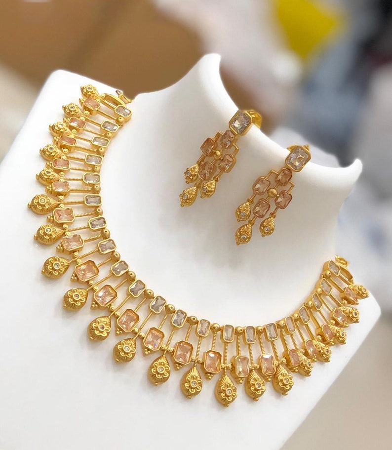 Halsbandsset med matt finish AD-sten | halsband med rubin och vit sten | smyckesset med sydindiskt bröllop | Förgyllt halsband med amerikansk diamant Topaz