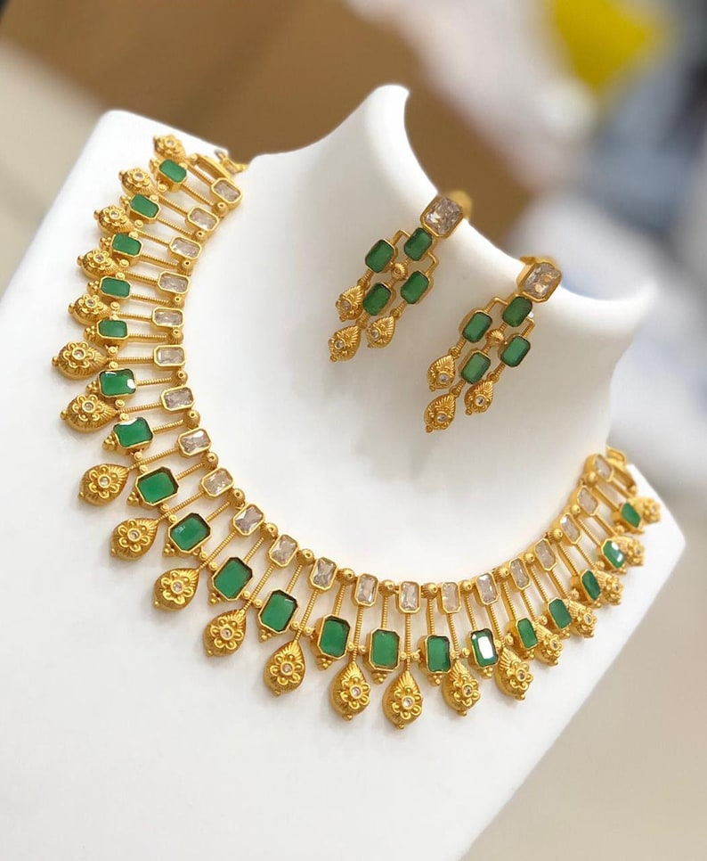 Halsbandsset med matt finish AD-sten | halsband med rubin och vit sten | smyckesset med sydindiskt bröllop | Förgyllt halsband med amerikansk diamant Emerald green