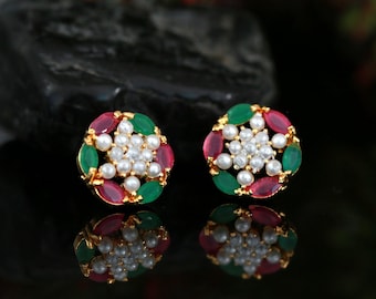 Orecchini a bottone con perle di rubino e smeraldo/parti superiori in oro antico/orecchini floreali dell'India meridionale/orecchini tradizionali da festival di indiandesigns/regalo per lei
