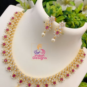 Südindische CZ Halskette Schmuckdesign | Amerikanische Diamant Choker Halskettenset | Goldfarbene Smaragd Halskette | Rubin Stein Blume Halskette
