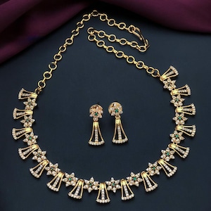 Einzigartiges Design CZ Halsketten-Set| Vergoldeter Party Wear Schmuck | Erhältlich in Grün, Weiß, Rubinstein | Zierlicher indischer Choker| Geschenk für sie