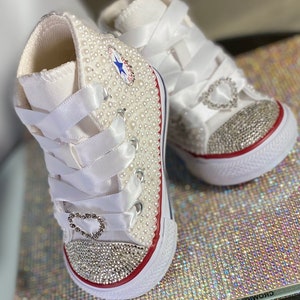 Baby-Perle verzierte converse Turnschuhe