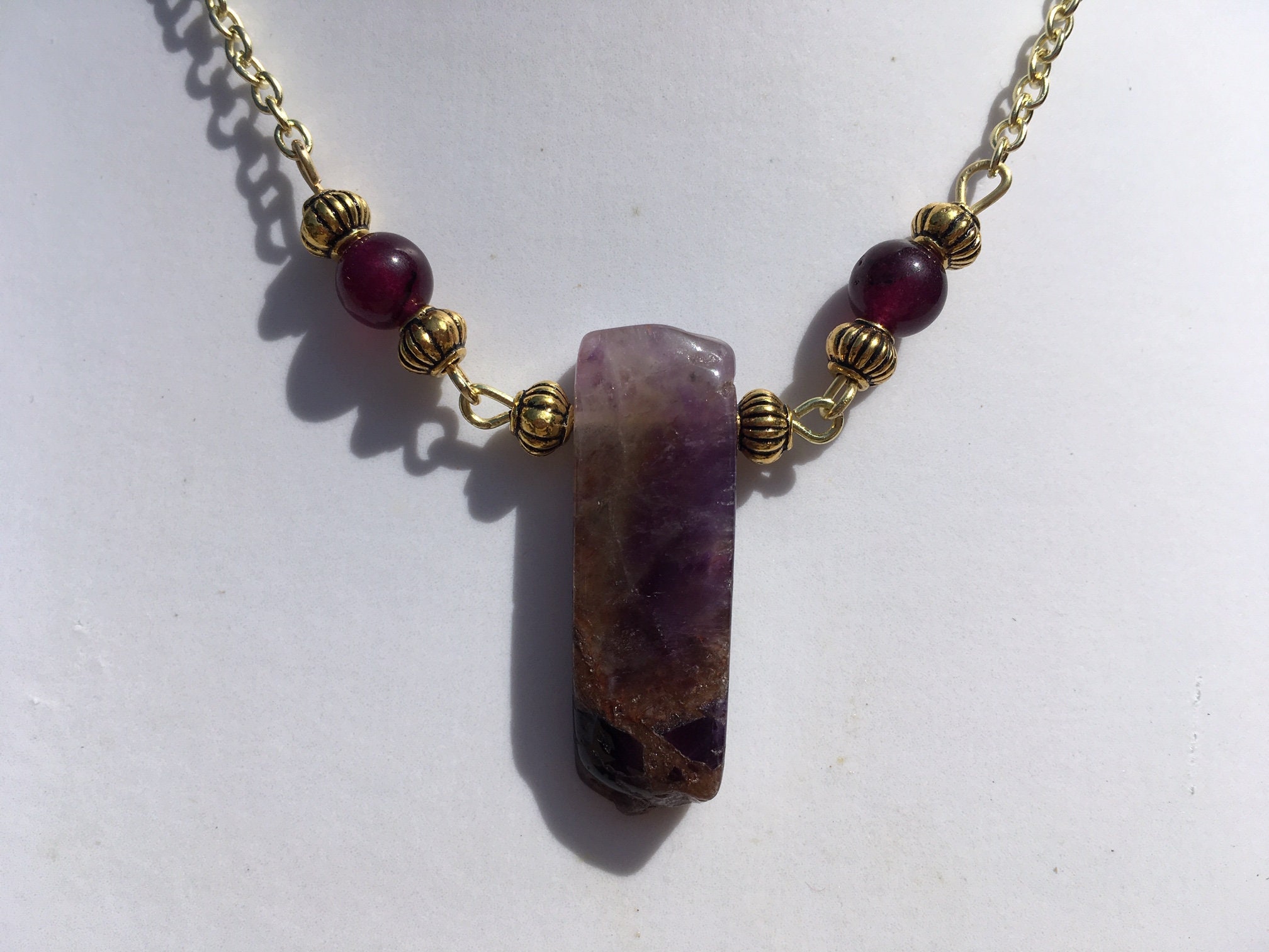 Pendentif En Alliage Doré Avec Cristal Améthyste Ou émeraude - Forme Poire - Occasion Comme Neuf