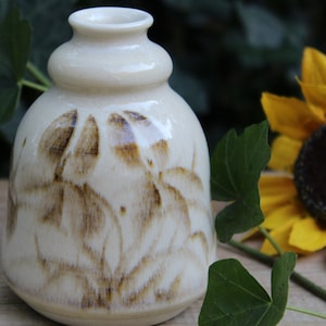 Vase bourgeon vintage, studio art poterie signé Hughes, vase bourgeon tons terre avec iris