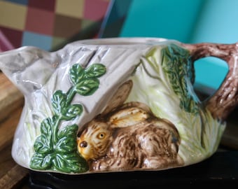 Tetera figurativa vintage de primavera/Pascua con conejito enterrado en un árbol, tetera de cerámica CBK, mesa de Pascua y primavera o decoración de cocina