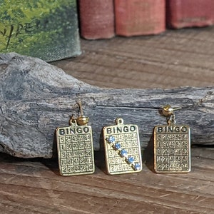 Ensemble de pendants d'oreilles et pendentif carte de bingo vintage, ton doré avec pierres aigue-marine sur Man Alive, Dirty Gertie, Make Them Wait et Candy Store