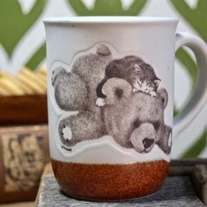 1980s Otagiri Jonah&#39;s Workshop Mug, Kitty Cat Sleeping on a Teddy Bear, Vintage Coffee Cup Made in Japan, Artwork by Virginia Miller