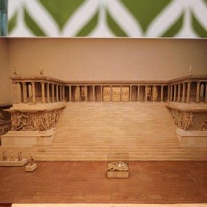 Staatliche Museen zu Berlin Carte postale représentant l'autel von Pergamon, Musées nationaux de Berlin Carte postale représentant l'art hellénistique - Grec