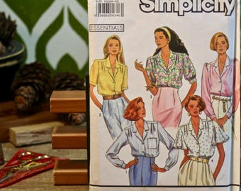 Patrón n.° 9857 de blusa para señoritas de 1990 con variaciones en las mangas de Simplicity, blusa con botones en el frente, cuello con muescas, canesú plisado y bolsillo de parche