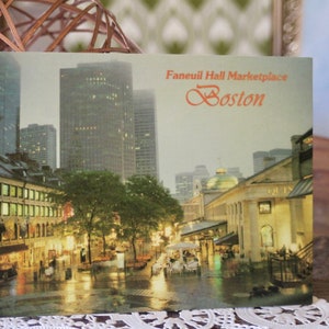 Vintage carte postale 4 x 6 - Faneuil Hall Marketplace un soir de pluie, Boston, Massachusetts, carte postale photo représentant un bâtiment de Boston du milieu du XVIIIe siècle